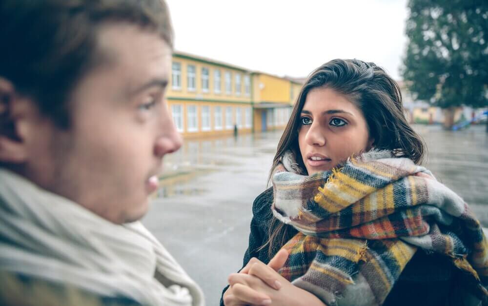 Casal tendo uma conversa séria