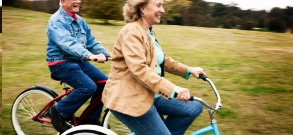Idosos andando de bicicleta