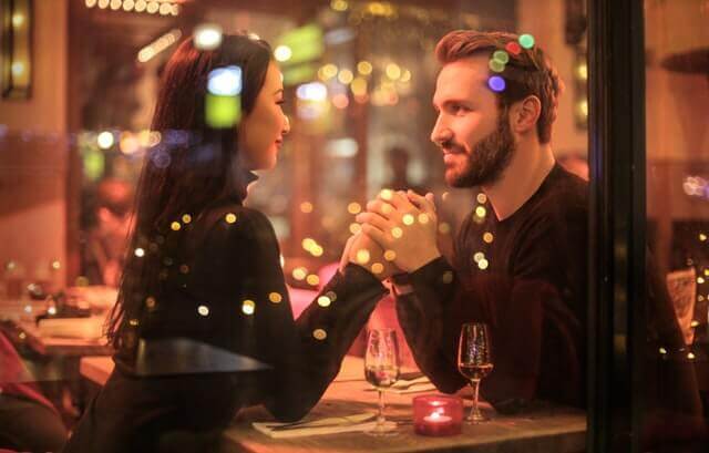 Casal apaixonado no restaurante