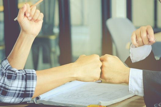 Pessoas se cumprimentando