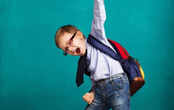 Criança contente com sua mochila