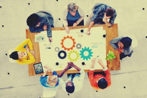 Grupo pensando em solução no trabalho