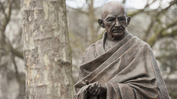estatua-de-gandhi Os 7 pecados sociais de acordo com Gandhi