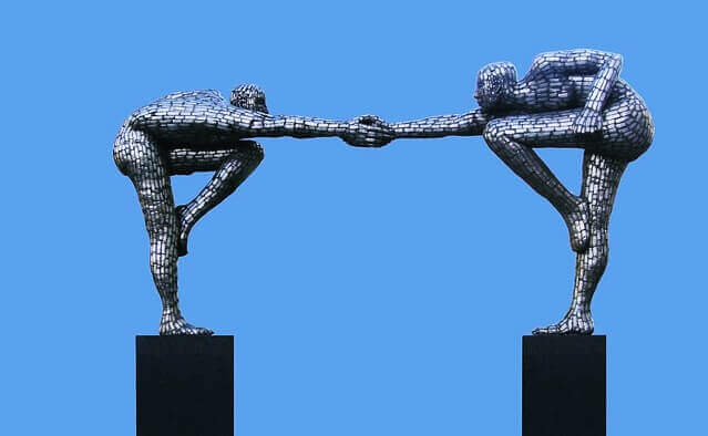 estátuas-dando-mãos A força vem dos valores de cada um