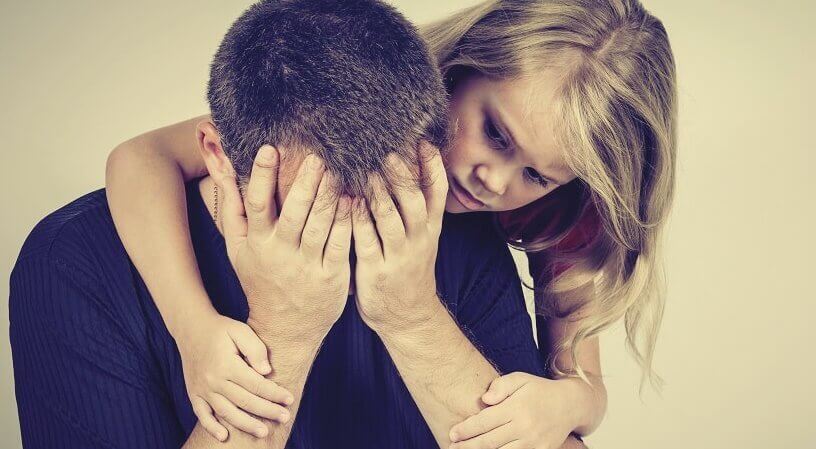 Filha consolando seu pai