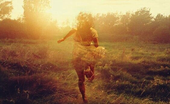 Mulher correndo na natureza