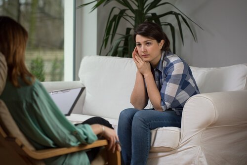 garota-com-seu-psicólogo Os psicólogos são pessoas que traduzem pensamentos e emoções