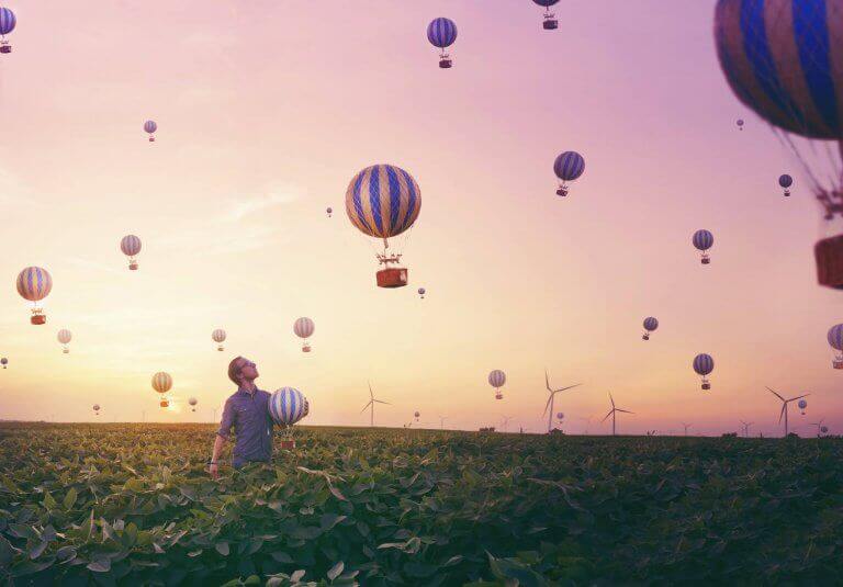 Homem observando balões voando