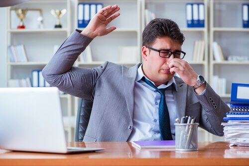Pessoa com síndrome de referência olfativa