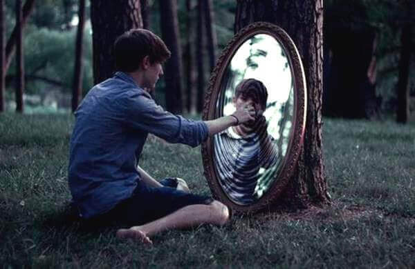 Menino se olhando no espelho