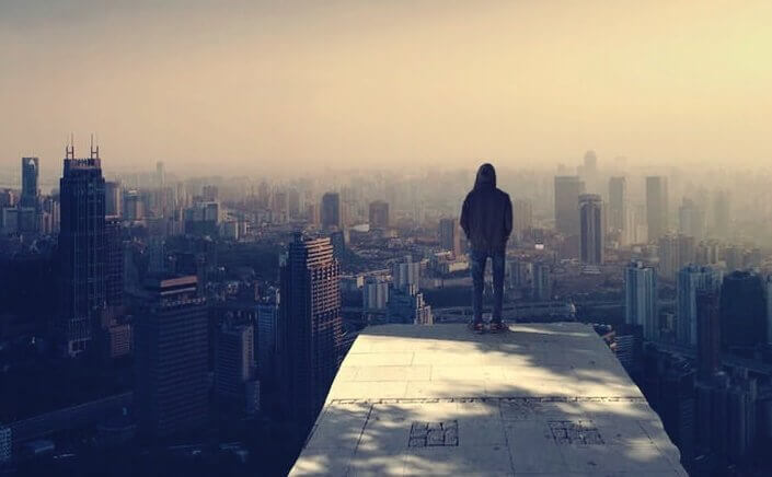 Pessoa em topo de edifício