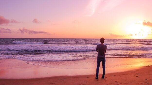 Homem sozinho na praia