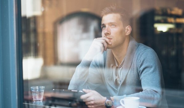 Homem sonhando acordado