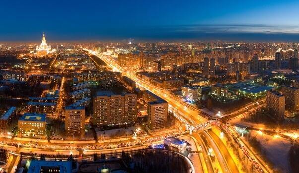Cidade iluminada à noite