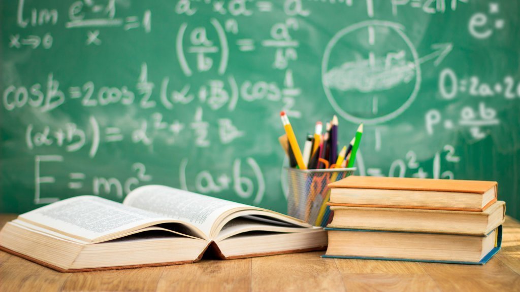livros-sobre-a-mesa As três principais contradições da educação