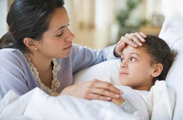 Mãe cuidando da filha doente