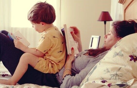 Mãe lendo com seu filho