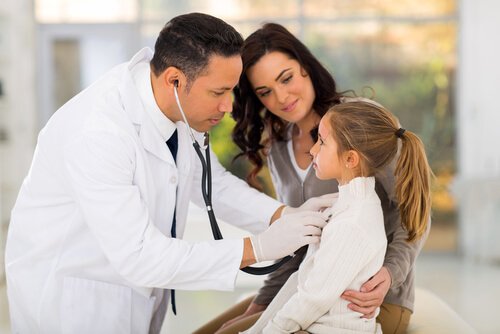 mae-e-filha-com-o-medico Síndrome de Münchausen por procuração ou transferência
