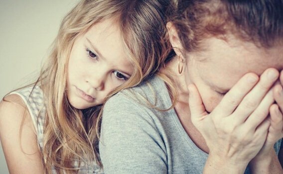 mae-e-filha Personalidade paranoica: prisões emocionais para os filhos