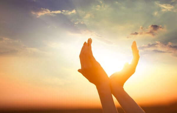 Mãos com a luz do sol