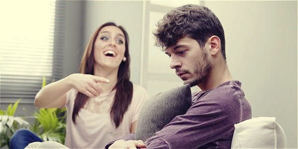 Casal discutindo