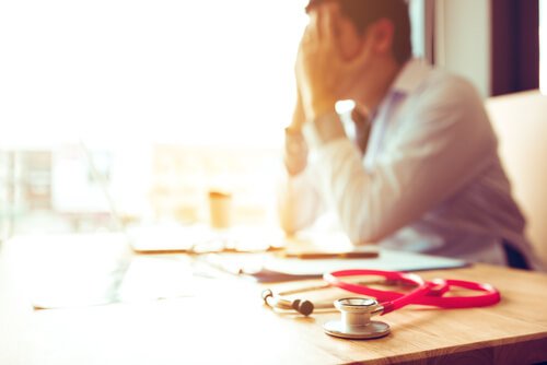 Médico com síndrome de burnout