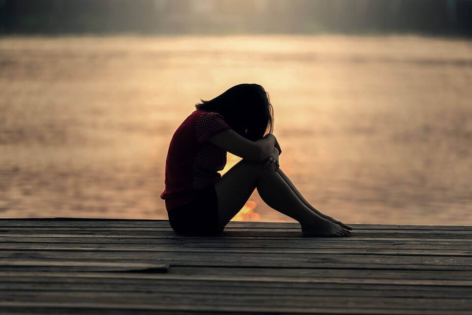 Mulher triste por estar sozinha