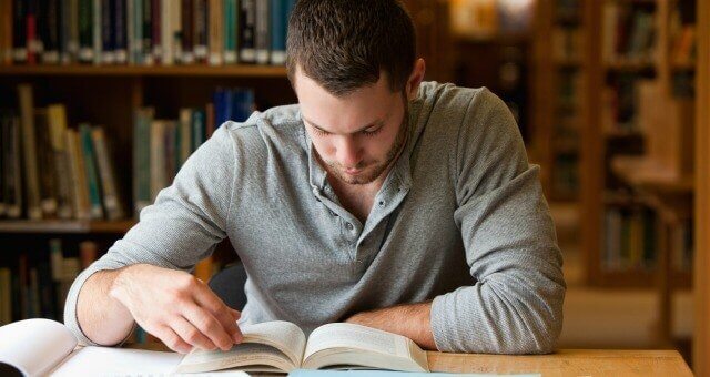Homem estudando em silêncio