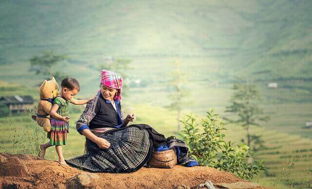 Mãe e filho em local rural