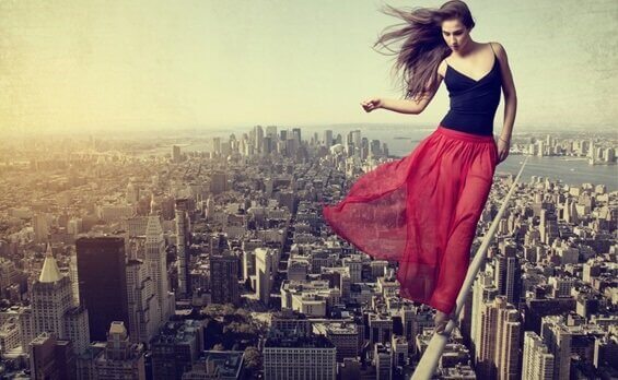 Mulher andando em corda bamba