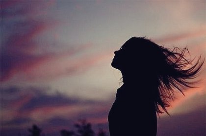 Mulher ao amanhecer