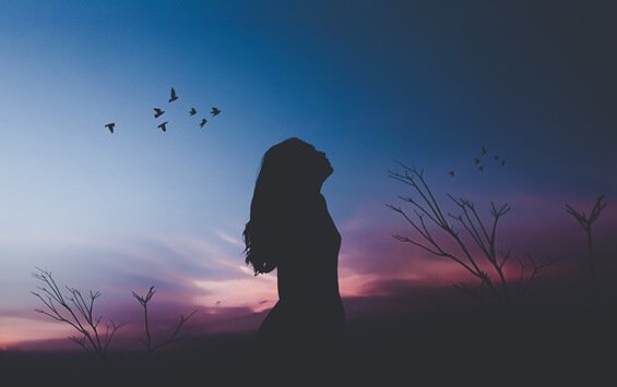 Mulher após o pôr do sol