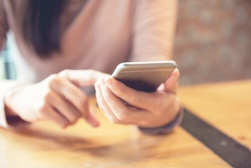 mulher-com-celular Aplicativos de psicologia