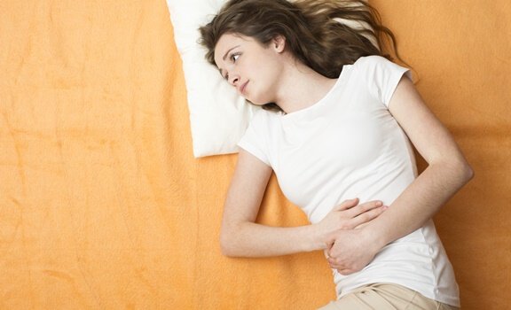 Mulher com cólicas menstruais