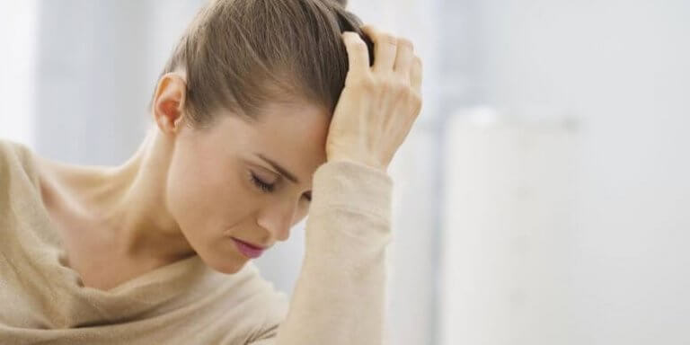 Mulher com dor de cabeça