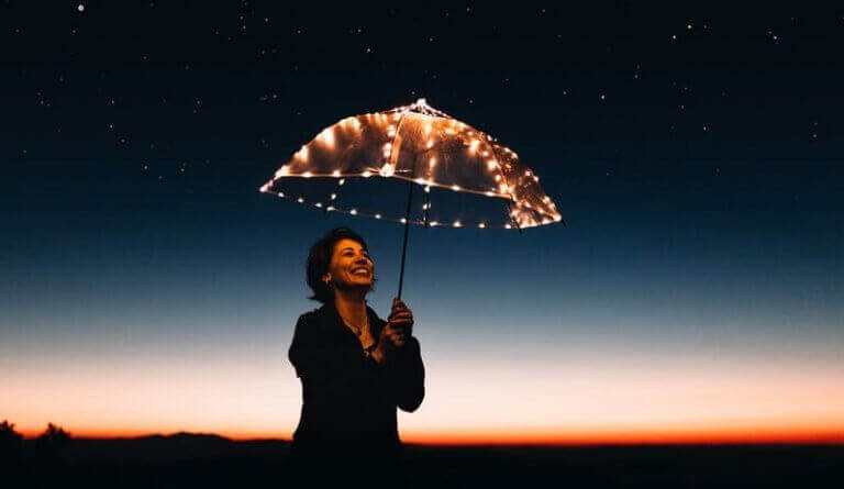 Mulher com guarda-chuva iluminado