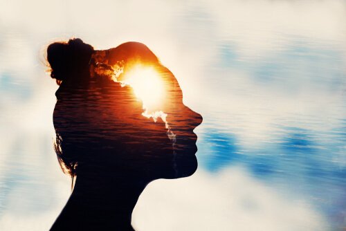 mulher-com-luz-na-mente As 5 melhores frases da consciência plena