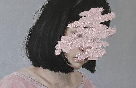 Mulher com o rosto riscado