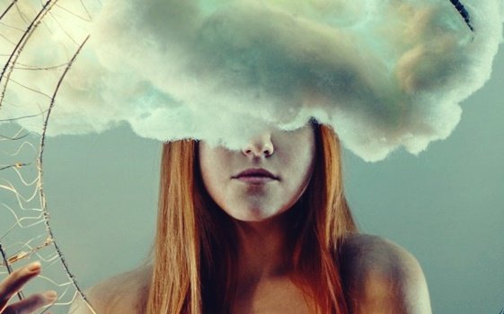 Mulher com uma nuvem na cabeça