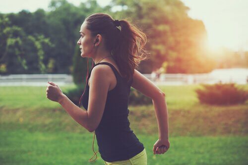 mulher-correndo-parque Vício em corrida: quando a distância nunca é o suficiente
