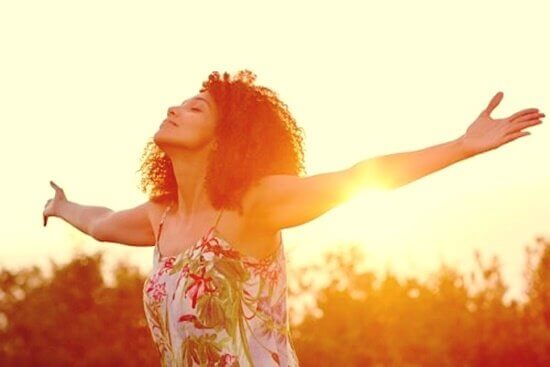 Mulher feliz de braços abertos