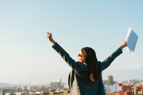 Mulher feliz por conquistas profissionais