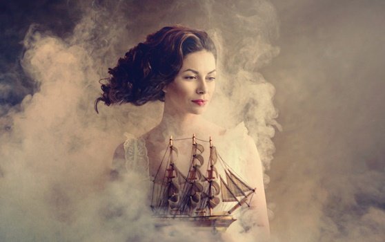 Mulher segurando barco