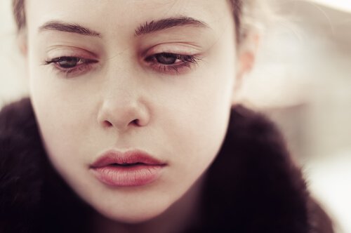 mulher-olhando-para-baixo-com-cara-de-tristeza Como enfrentar o desânimo?