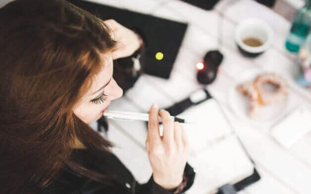 Mulher organizando agenda no trabalho