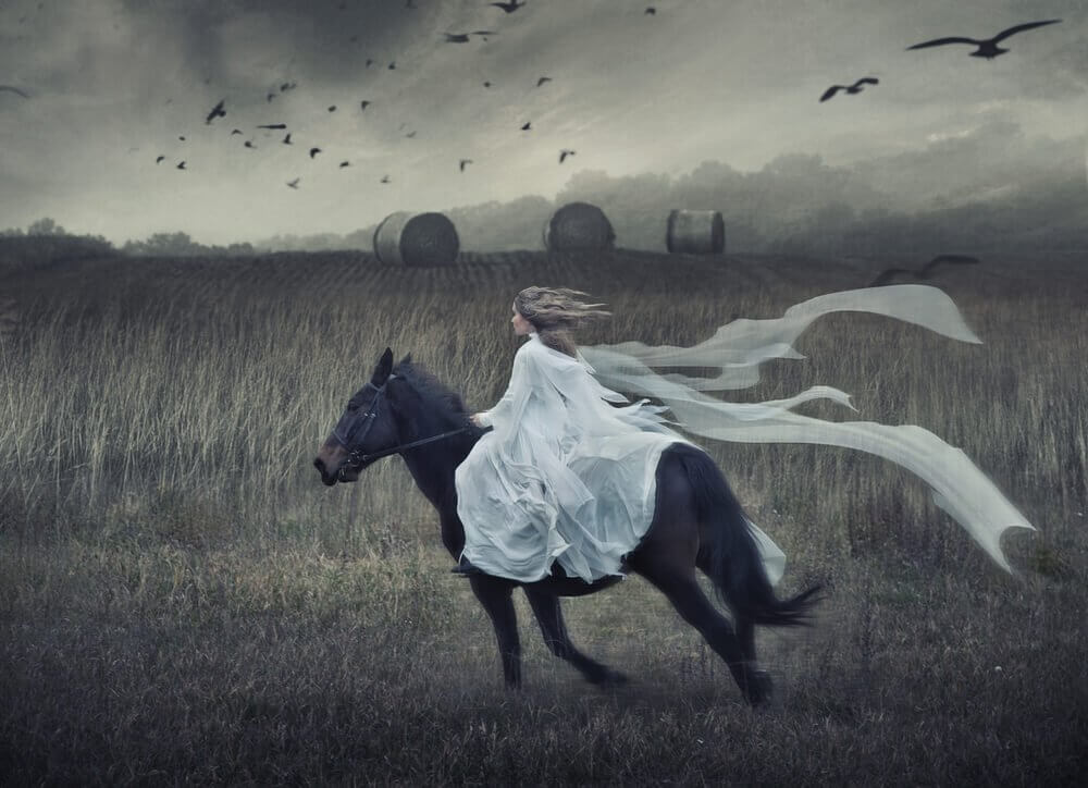 Mulher andando a cavalo