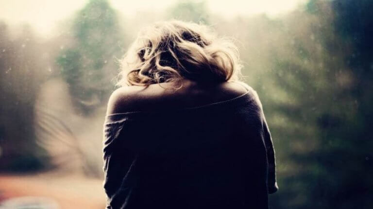 Mulher sentindo dores