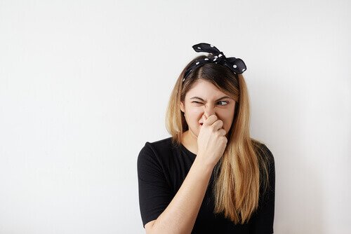 Pessoa com síndrome de referência olfativa