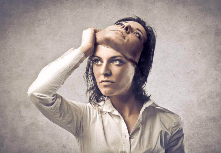 Mulher tirando sua máscara