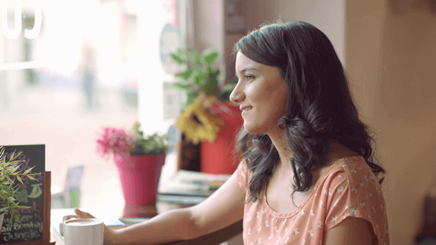 Mulher tomando xícara de café